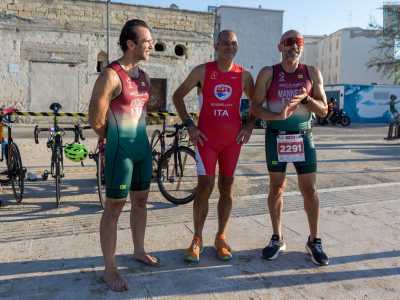 Gli sportivi che si stanno allenando sono sei e sono tutti provenienti dalla polisportiva �Amici di Marco� di Bitonto. Indossano una divisa aderente chiamata �body�, specifica per il triathlon: � dotata infatti di fondello, ovvero un�imbottitura che protegge le parti del corpo che appoggiano sul sellino della bici